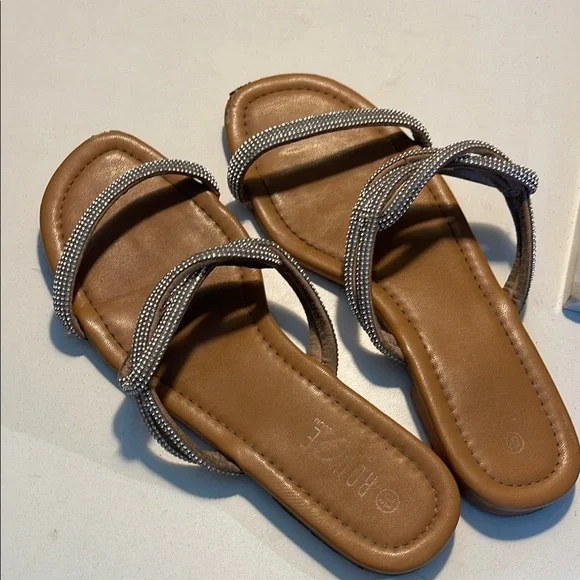 Rouge! Gold and Silver Sandals with Metallic Floral Design - Picture 10 of 12